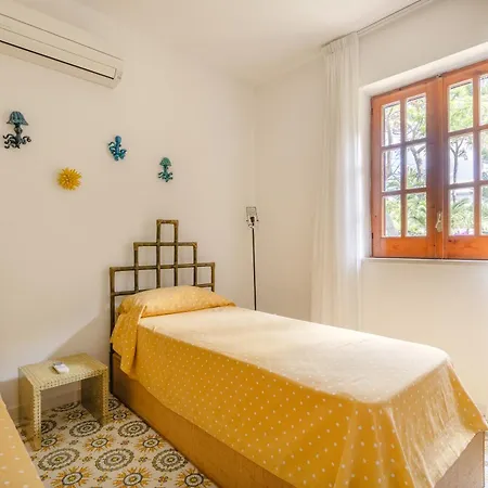 Con Giardino Esclusivo Di 1000 Mq, Piscina, Tennis, Calcio, Bocce * Forio di Ischia